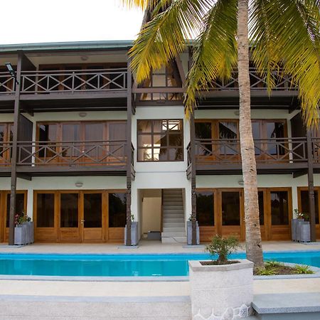 Hotel Baobab Cafe モロンダバ エクステリア 写真