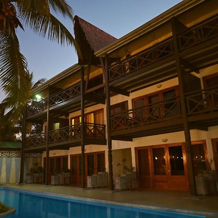 Hotel Baobab Cafe モロンダバ エクステリア 写真