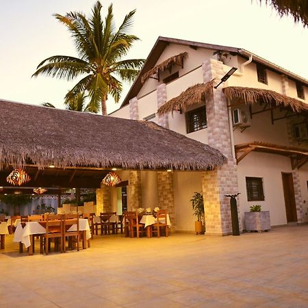 Hotel Baobab Cafe モロンダバ エクステリア 写真