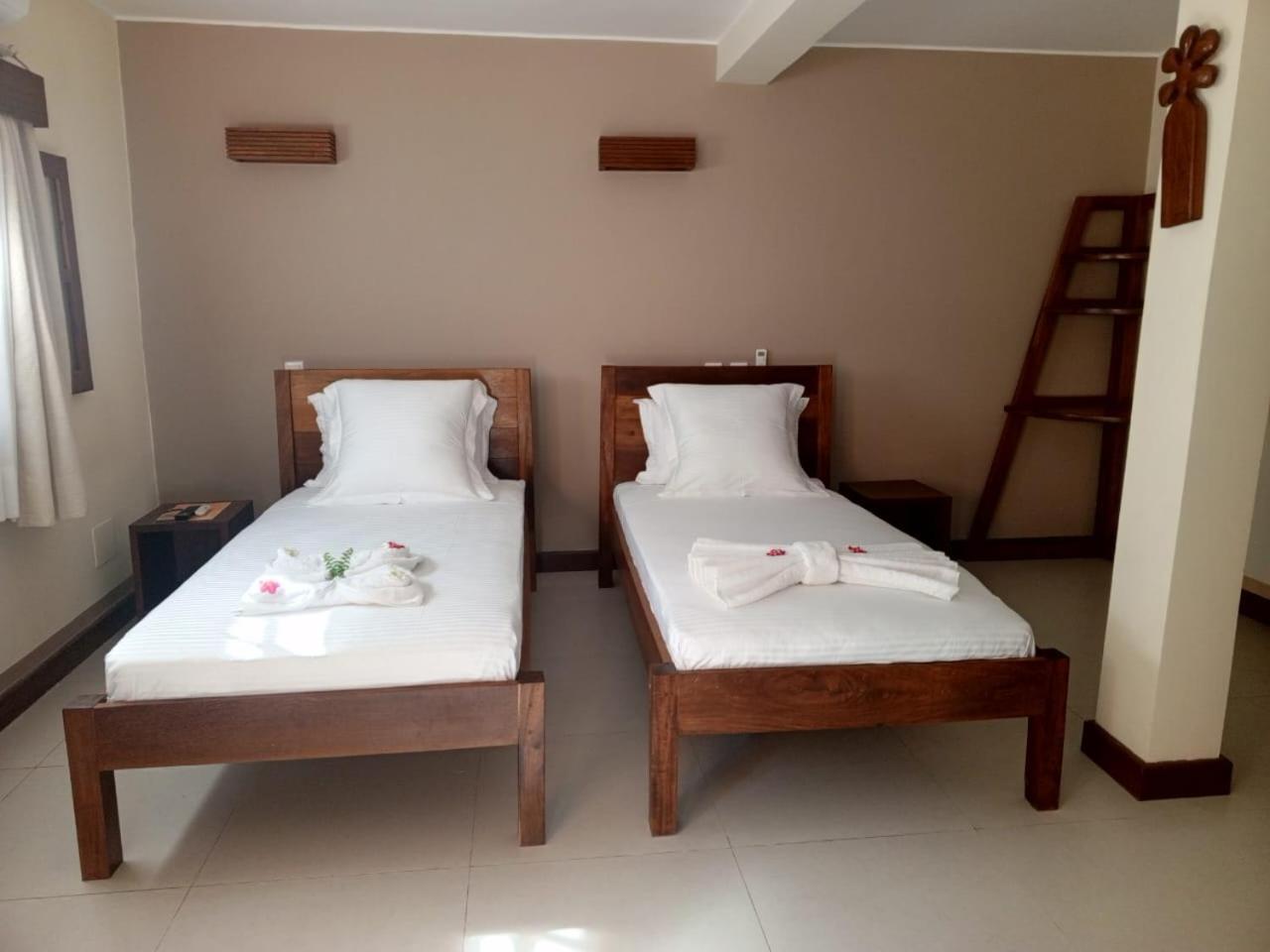 Hotel Baobab Cafe モロンダバ エクステリア 写真
