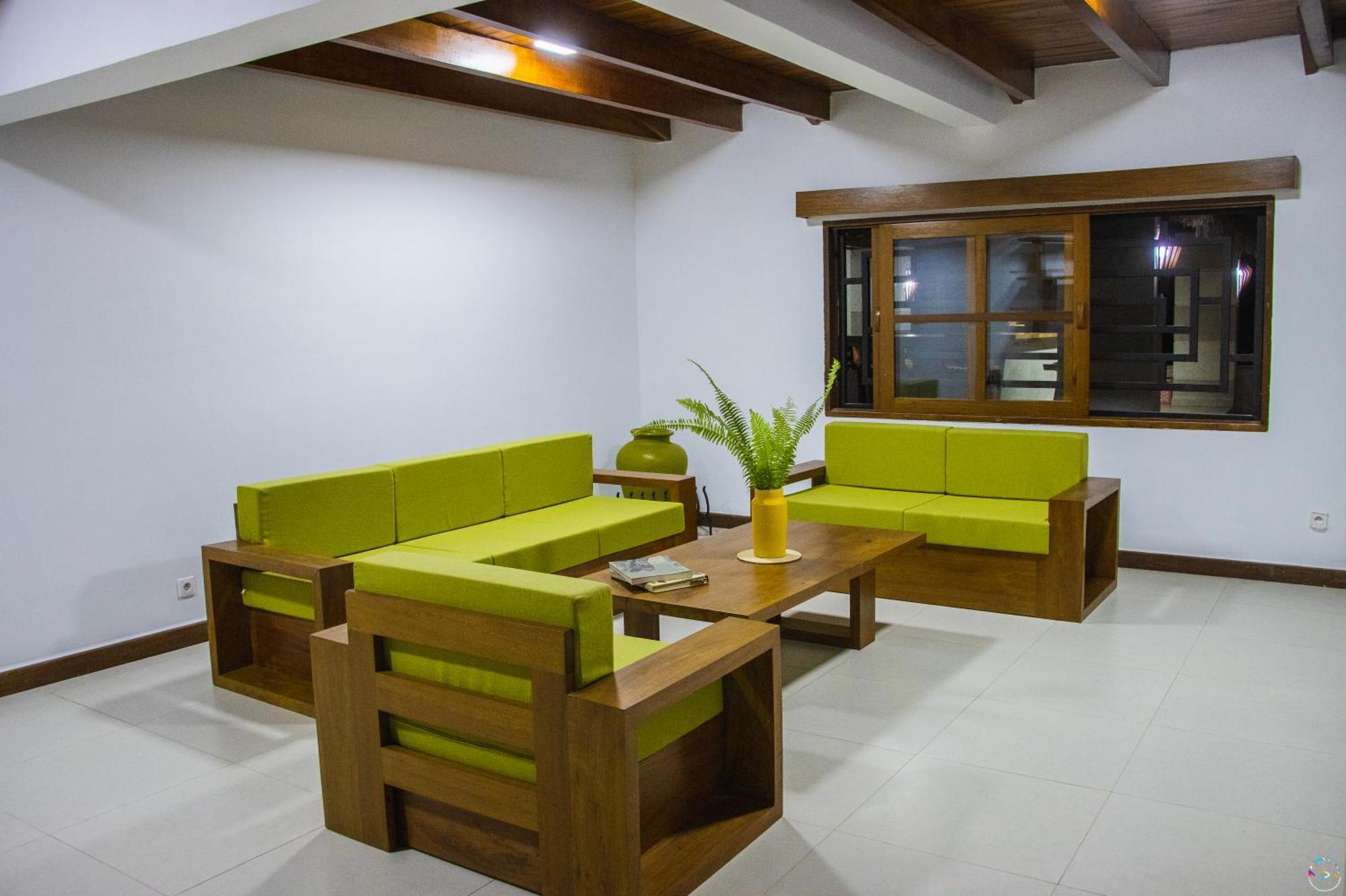 Hotel Baobab Cafe モロンダバ エクステリア 写真