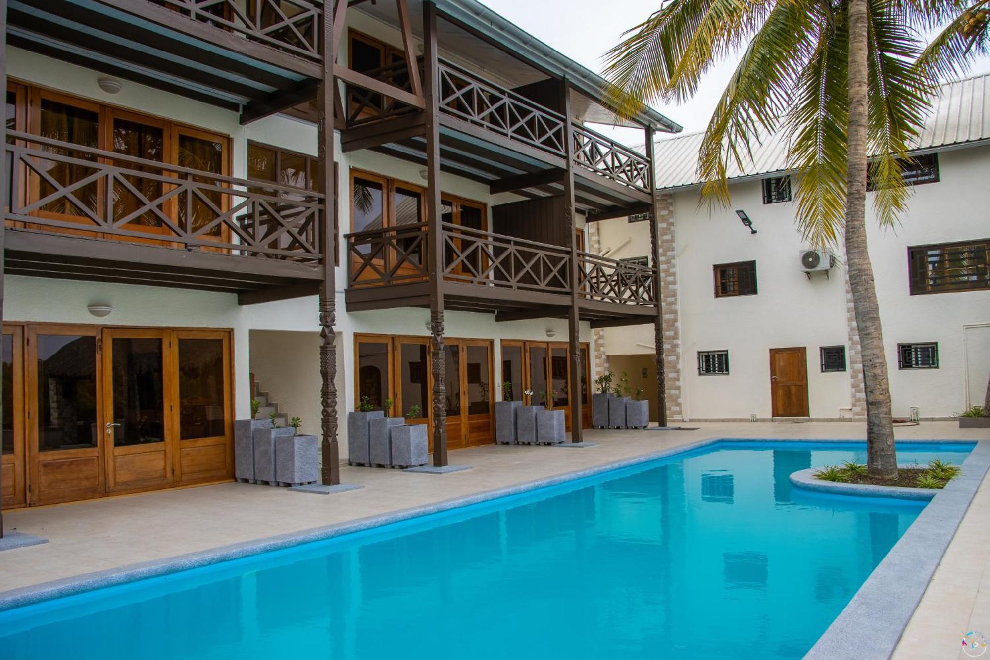 Hotel Baobab Cafe モロンダバ エクステリア 写真