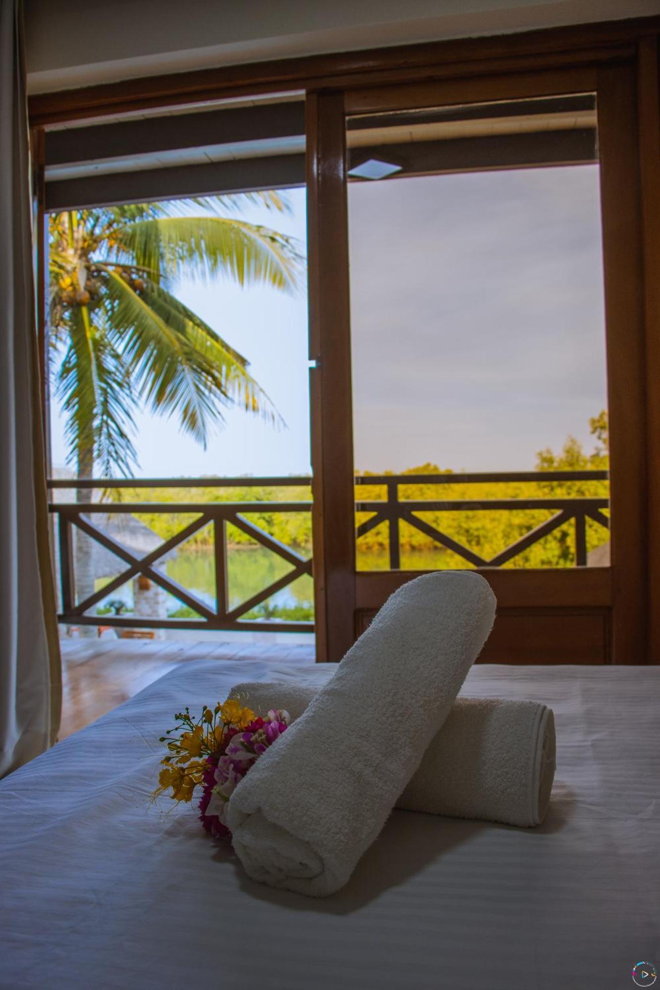Hotel Baobab Cafe モロンダバ エクステリア 写真