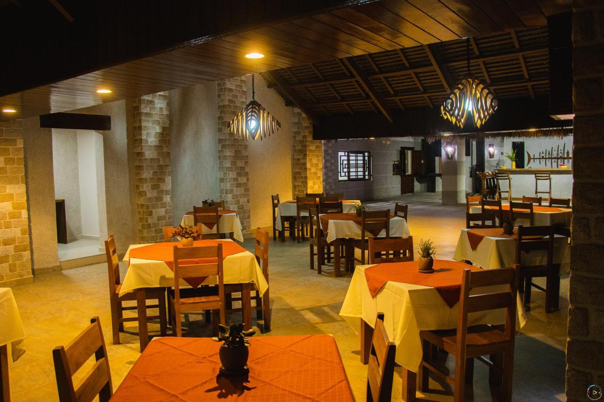 Hotel Baobab Cafe モロンダバ エクステリア 写真