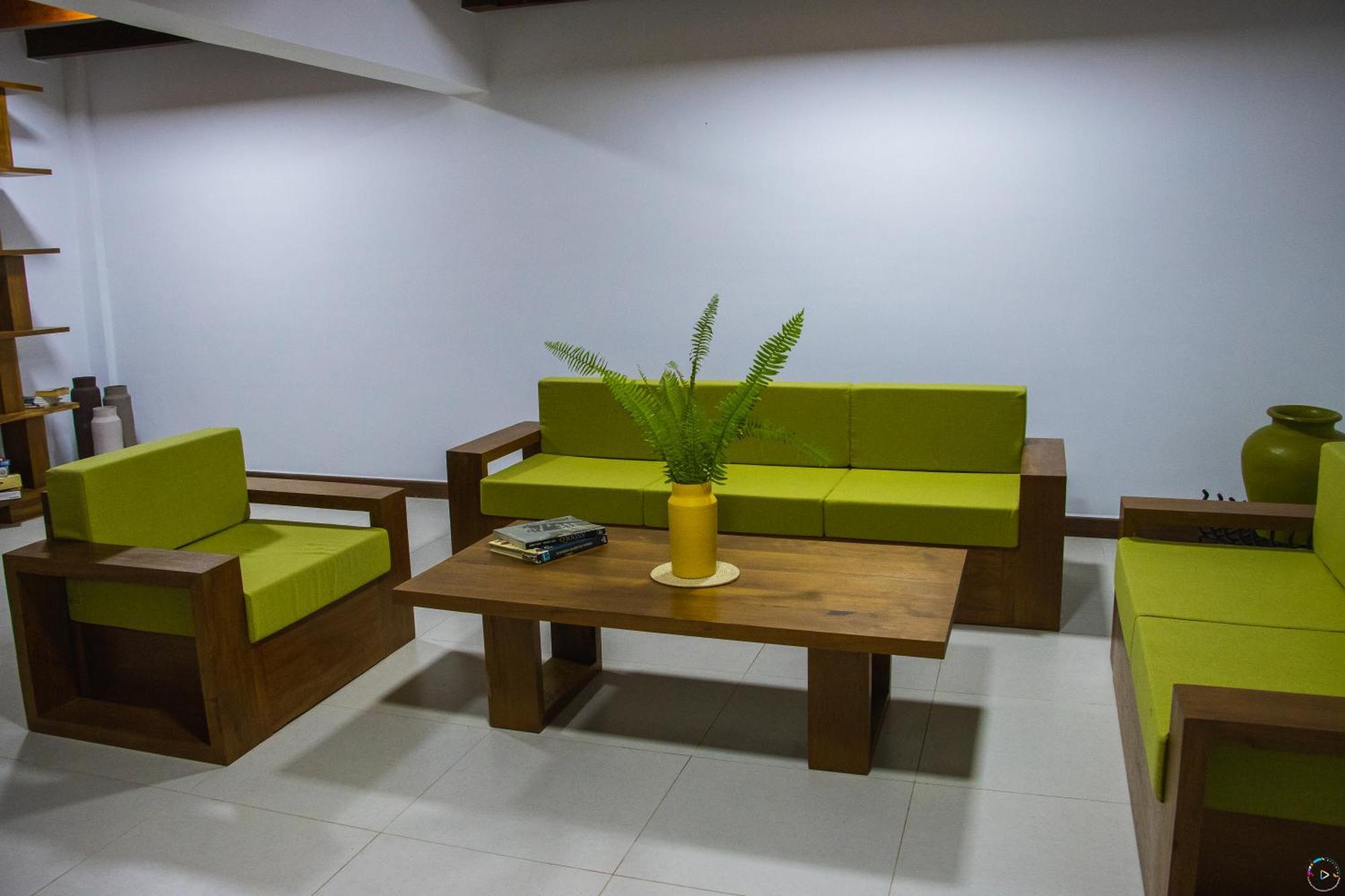 Hotel Baobab Cafe モロンダバ エクステリア 写真