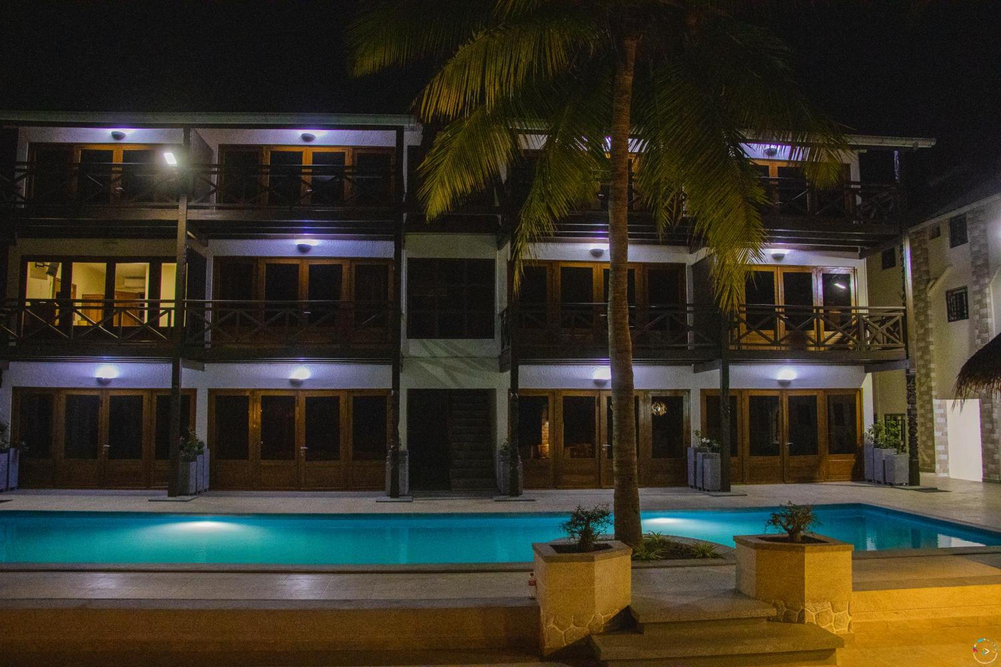 Hotel Baobab Cafe モロンダバ エクステリア 写真