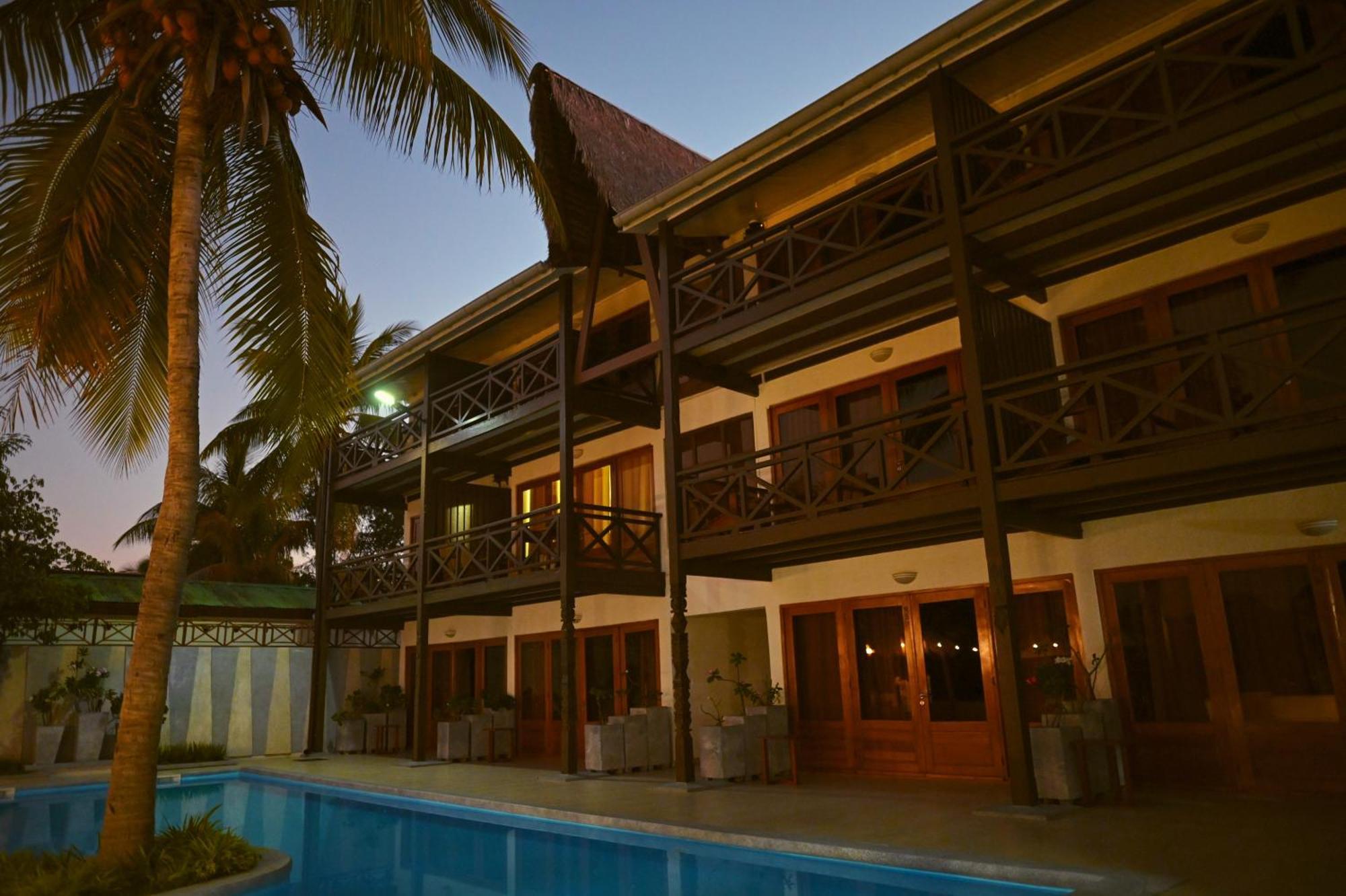 Hotel Baobab Cafe モロンダバ エクステリア 写真