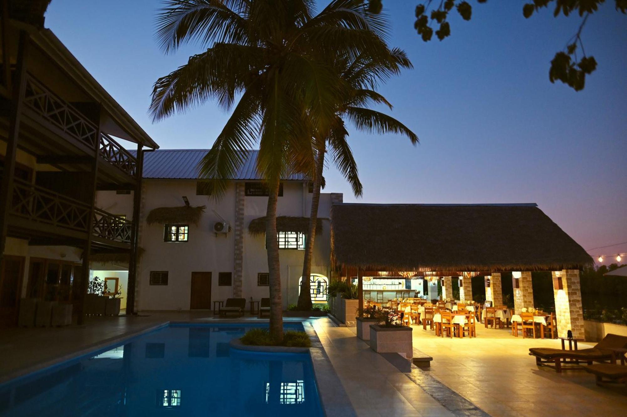 Hotel Baobab Cafe モロンダバ エクステリア 写真