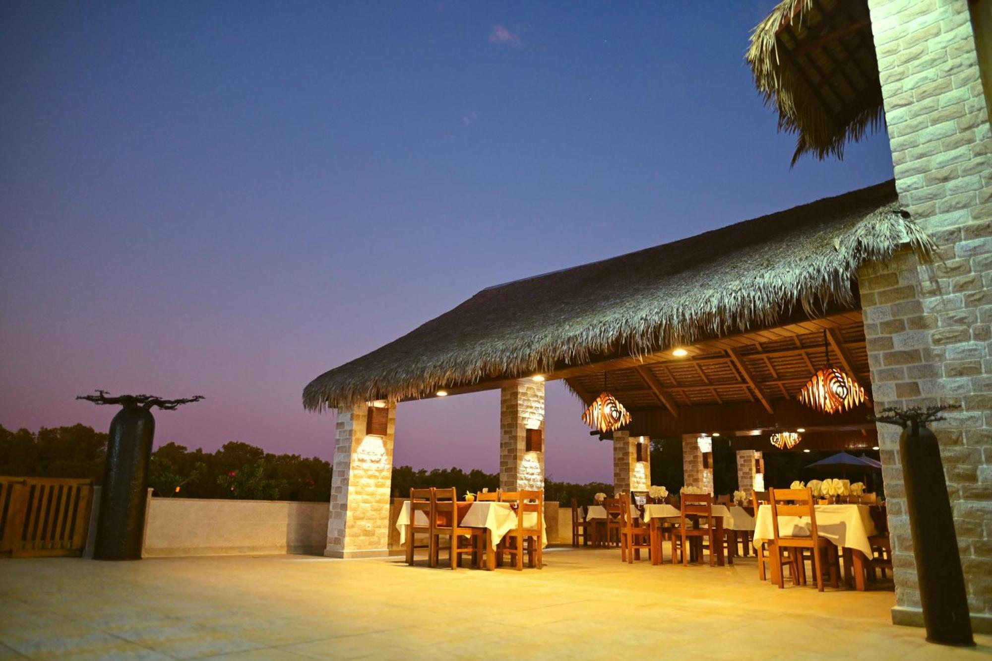 Hotel Baobab Cafe モロンダバ エクステリア 写真