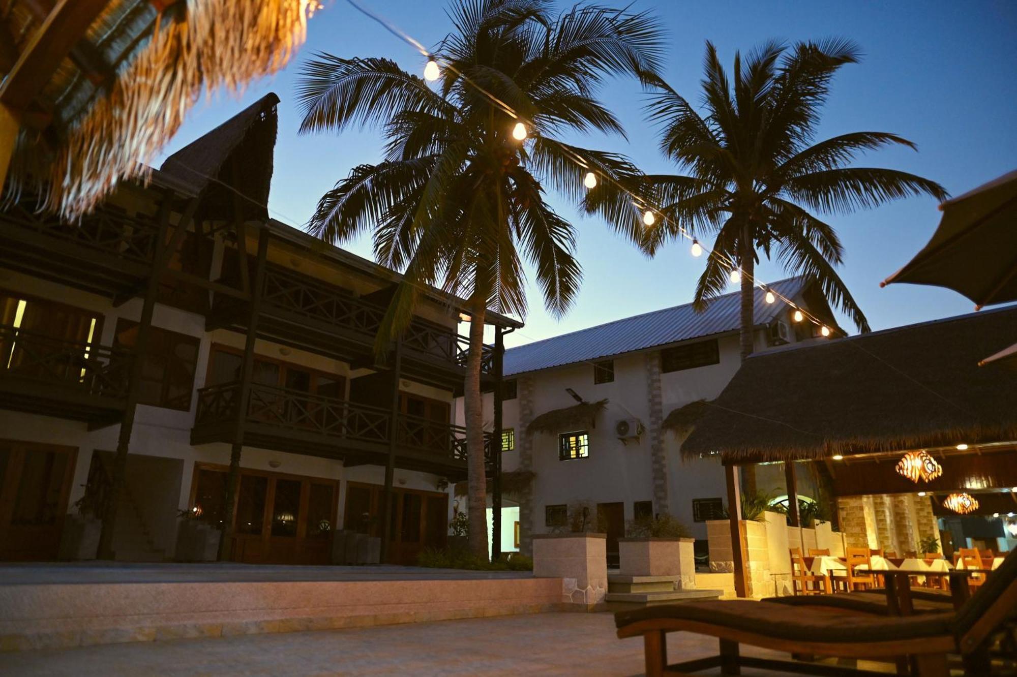 Hotel Baobab Cafe モロンダバ エクステリア 写真