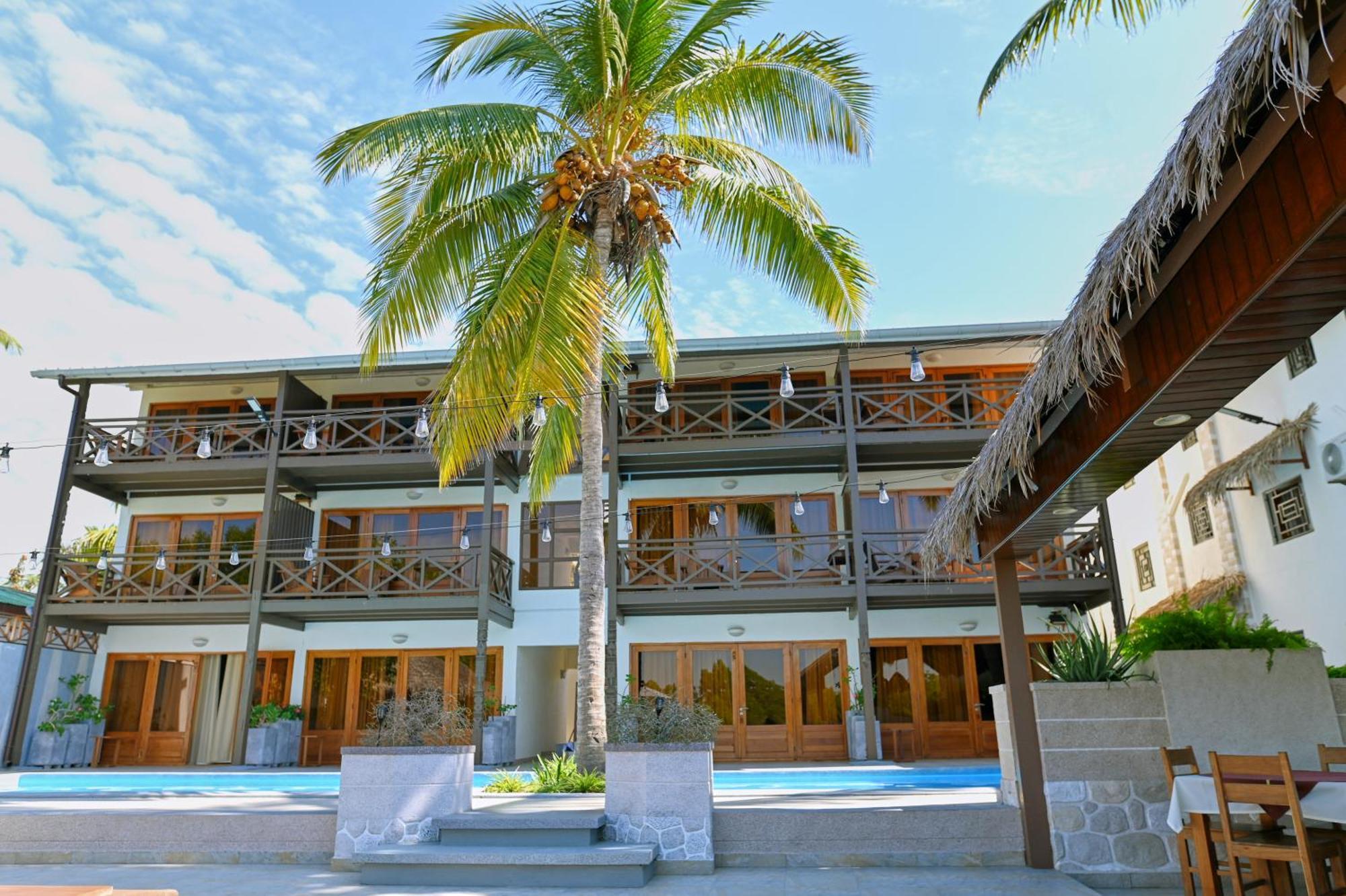 Hotel Baobab Cafe モロンダバ エクステリア 写真