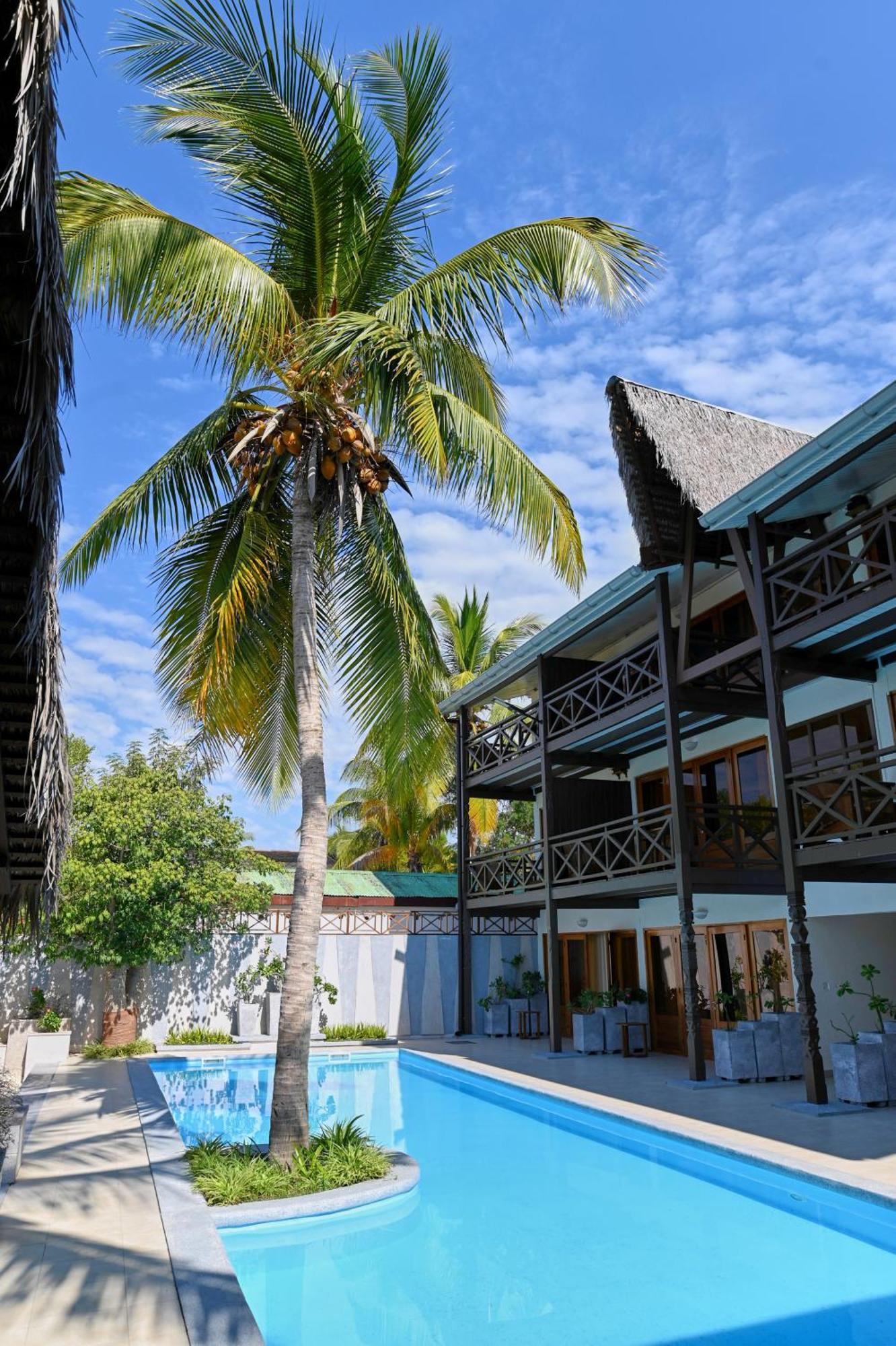 Hotel Baobab Cafe モロンダバ エクステリア 写真